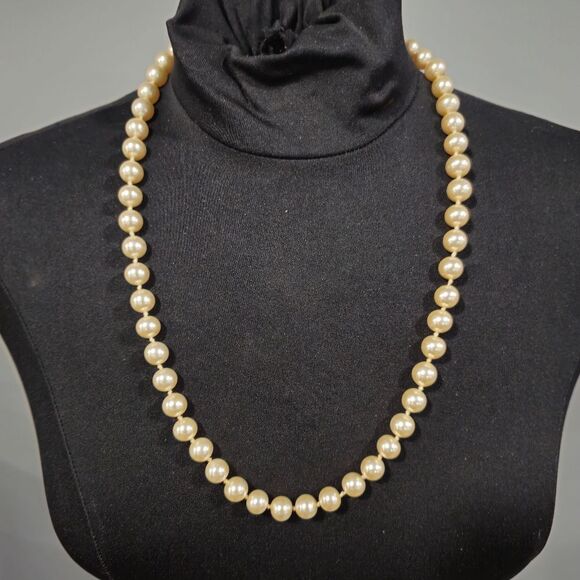 🐢 Vintage Givenchy Hand Knotted Real Pearls - COMES WITH VELVET VINTAGE CASE! - Picture 7 of 17